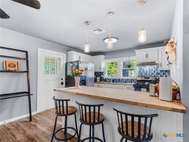 705 E Mountain Street, Seguin, TX 78155