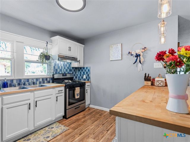 705 E Mountain Street, Seguin, TX 78155