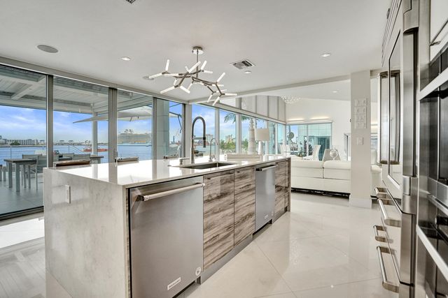 2200 SE 21ST Drive, Fort Lauderdale, FL 33316