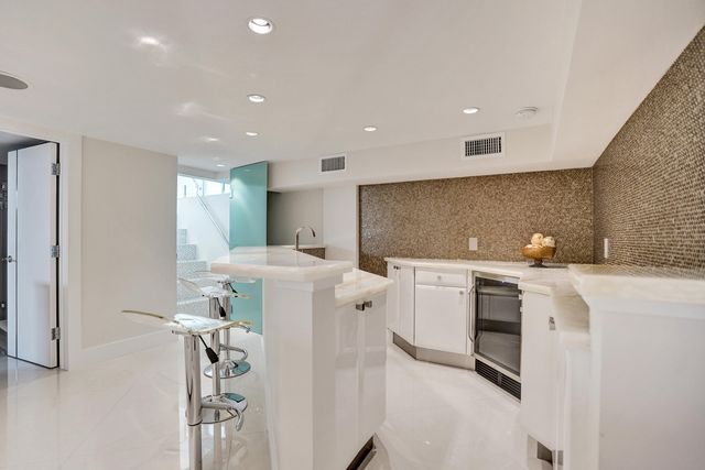 2200 SE 21ST Drive, Fort Lauderdale, FL 33316
