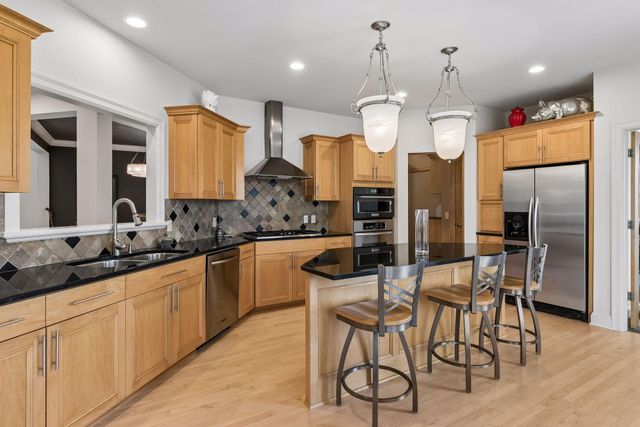 23171 Woodland Ridge Drive, Lakeville, MN 55044