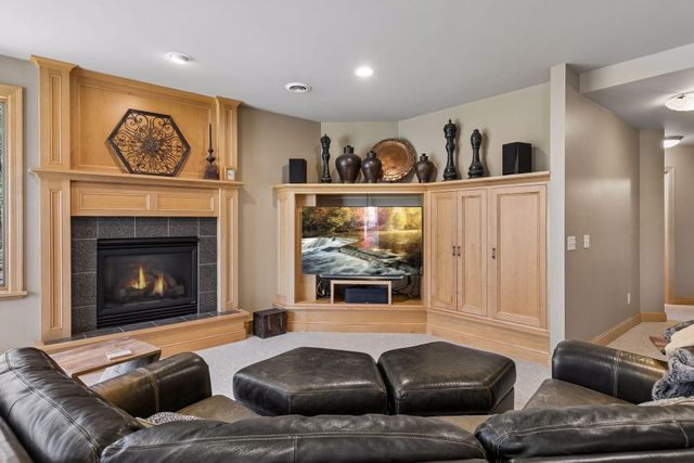 23171 Woodland Ridge Drive, Lakeville, MN 55044