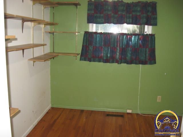 3100 SW Meadow LN, Topeka, KS 66614