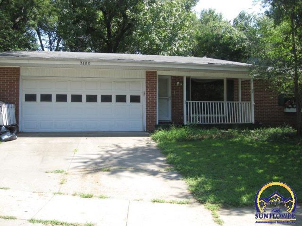 3100 SW Meadow LN, Topeka, KS 66614