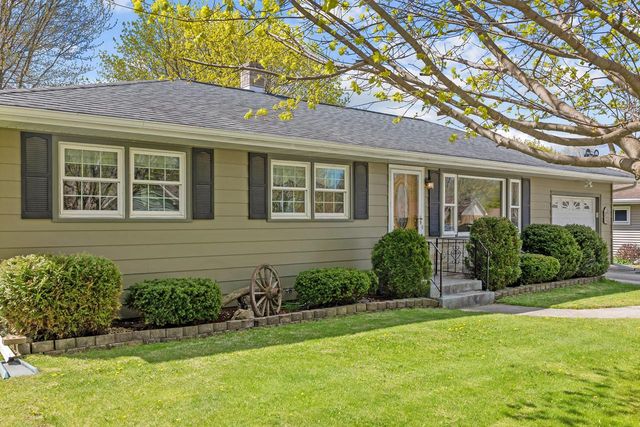 2211 Pleasant AVENUE, New Holstein, WI 53061