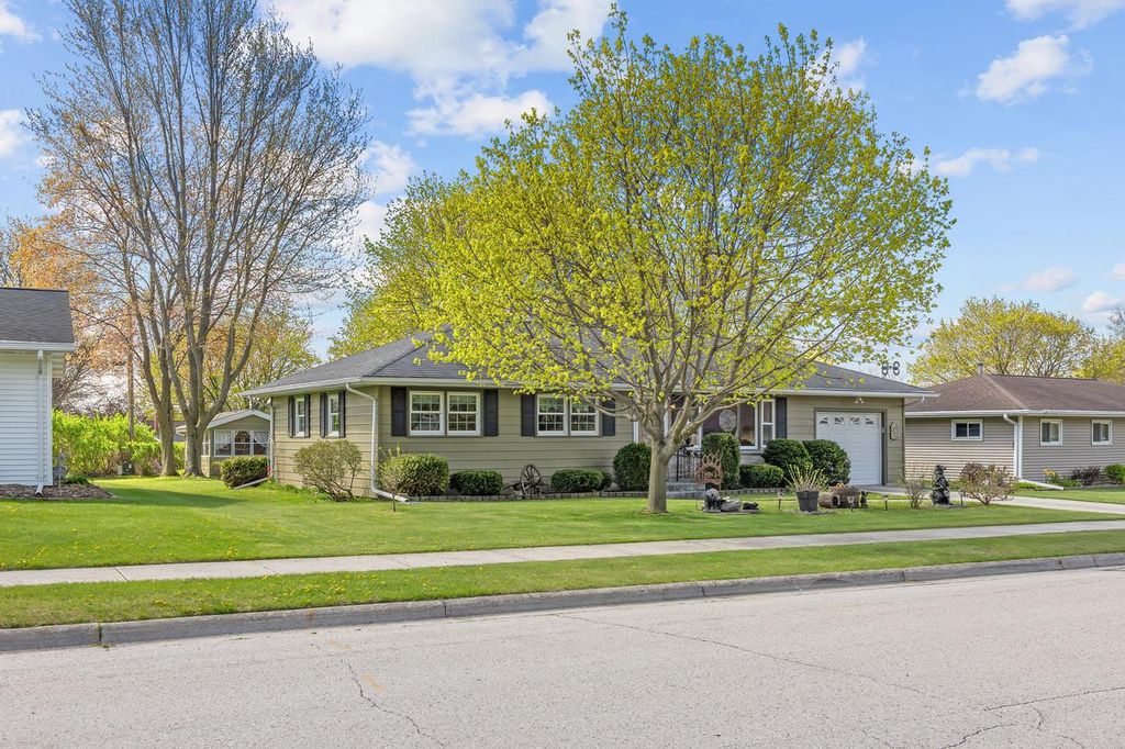 2211 Pleasant AVENUE, New Holstein, WI 53061