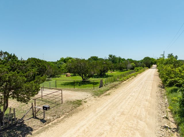 1960 W McCaleb Lane, Hamilton, TX 76531