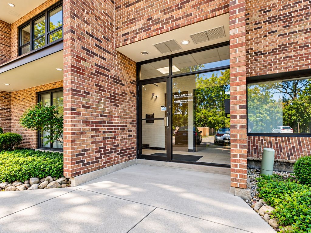 501 W Ogden Avenue 4, Hinsdale, IL 60521 — photo 2