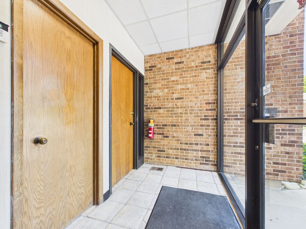501 W Ogden Avenue 4, Hinsdale, IL 60521 — photo 3