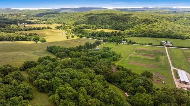 12398 S Whitehouse Road, Fayetteville, AR 72701