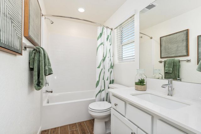 1537 Woodhill Lane, Clovis, CA 93619