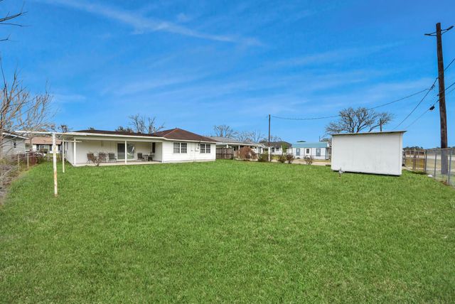 900 S Circle Drive, Baytown, TX 77520