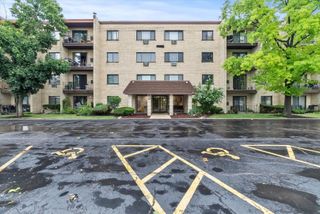 7221 Wolf Road 405B, Indian Head Park, IL 60525