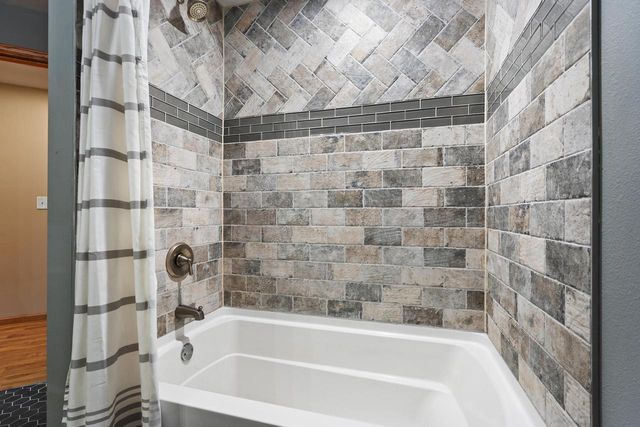 115 Howell AVENUE, Waukesha, WI 53188