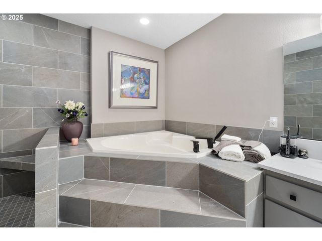9216 Nw BARTHOLOMEW Dr, Portland, OR 97229