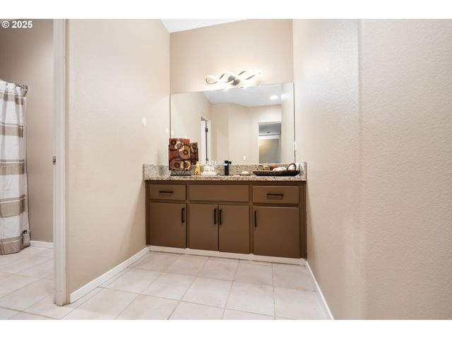 9216 Nw BARTHOLOMEW Dr, Portland, OR 97229
