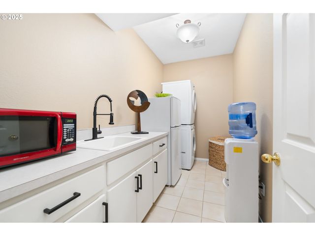 9216 Nw BARTHOLOMEW Dr, Portland, OR 97229