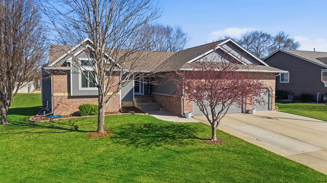 118 N Douglas Cir., Andover, KS 67002