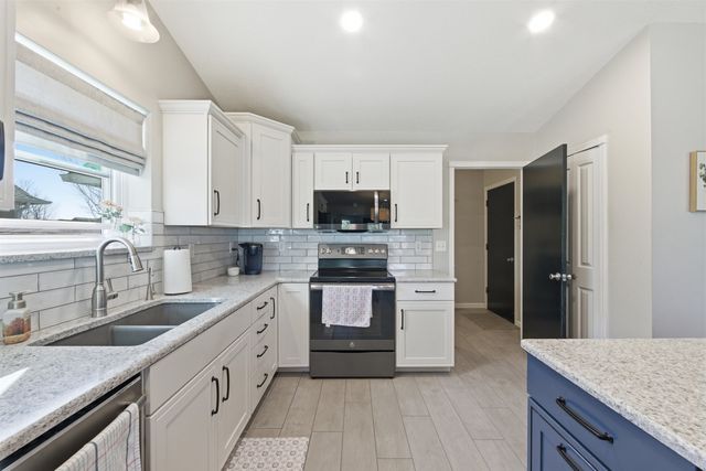 118 N Douglas Cir., Andover, KS 67002