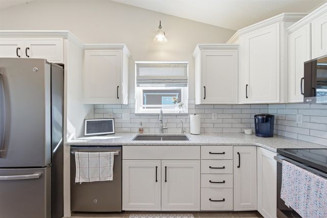 118 N Douglas Cir., Andover, KS 67002