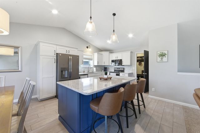 118 N Douglas Cir., Andover, KS 67002