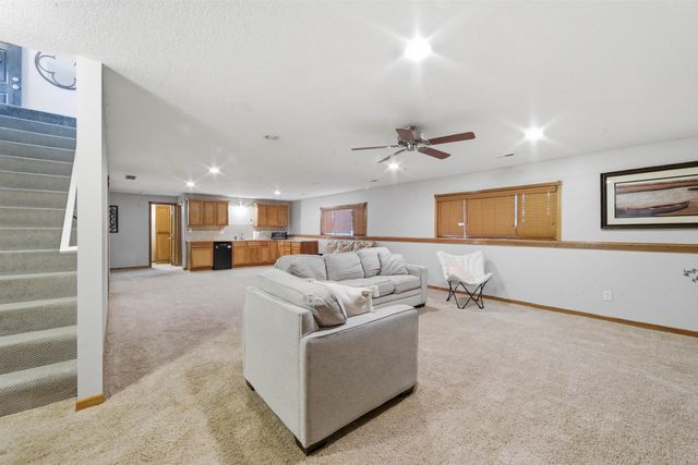 118 N Douglas Cir., Andover, KS 67002