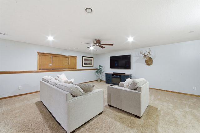 118 N Douglas Cir., Andover, KS 67002