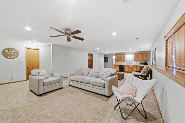 118 N Douglas Cir., Andover, KS 67002