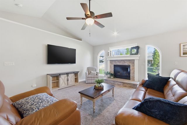 118 N Douglas Cir., Andover, KS 67002