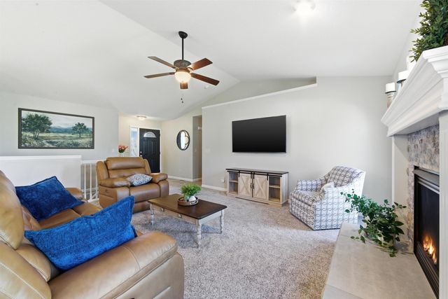 118 N Douglas Cir., Andover, KS 67002