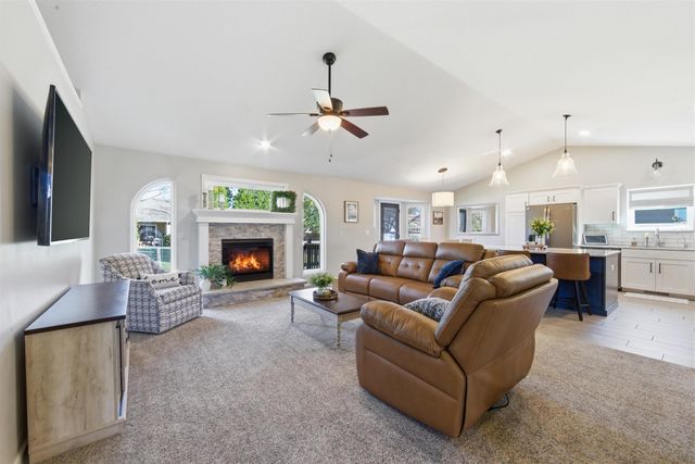 118 N Douglas Cir., Andover, KS 67002