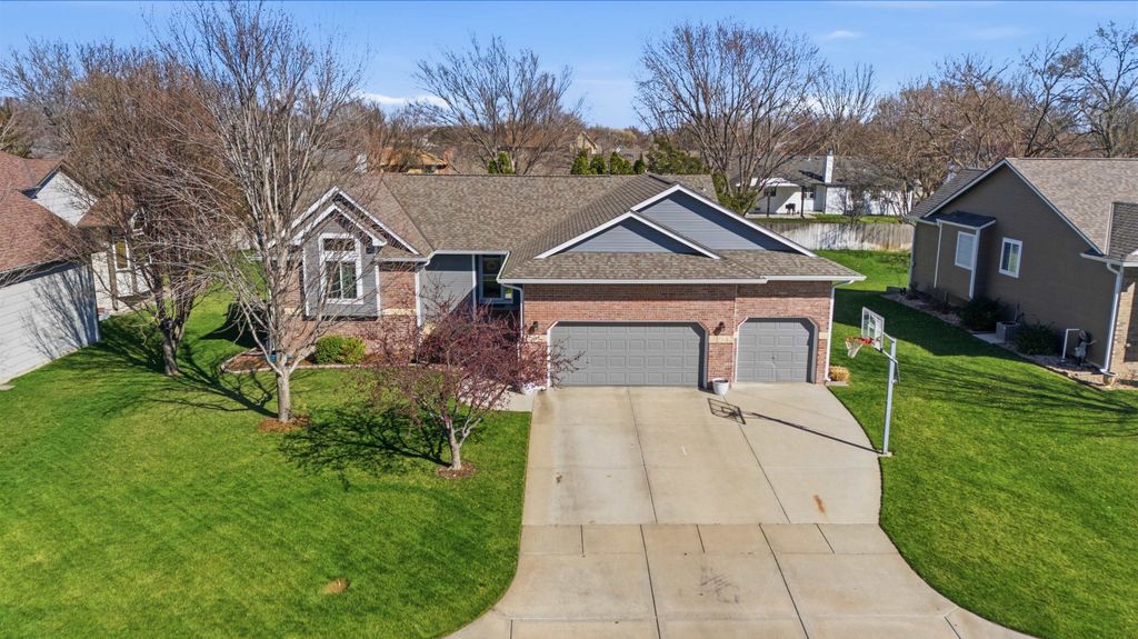 118 N Douglas Cir., Andover, KS 67002