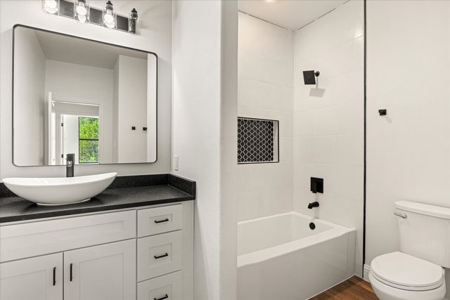 5915 Black Pine Circle, Granbury, TX 76048