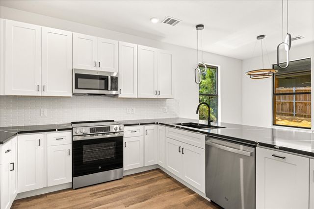 5915 Black Pine Circle, Granbury, TX 76048