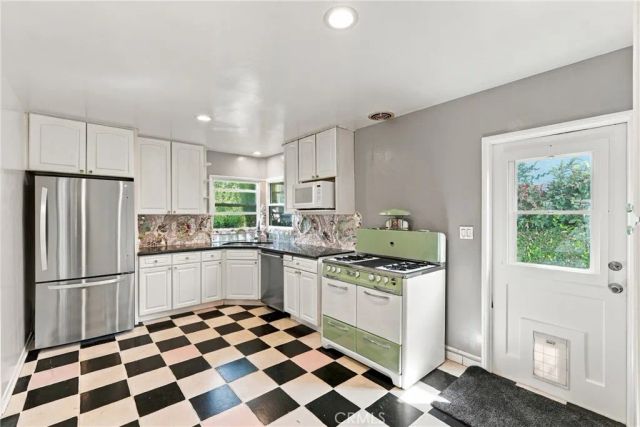 1100 E Whiting Avenue, Fullerton, CA 92831