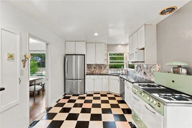 1100 E Whiting Avenue, Fullerton, CA 92831