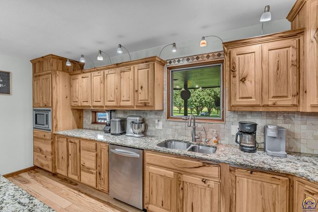 8425 NE Marple RD, Topeka, KS 66617