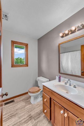 8425 NE Marple RD, Topeka, KS 66617
