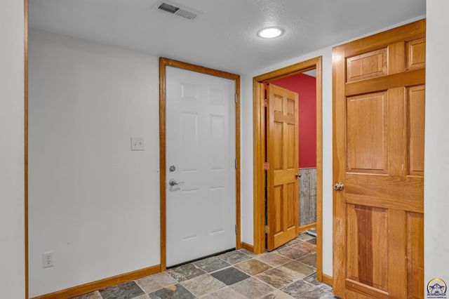 8425 NE Marple RD, Topeka, KS 66617
