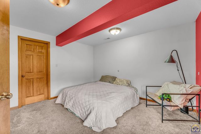 8425 NE Marple RD, Topeka, KS 66617