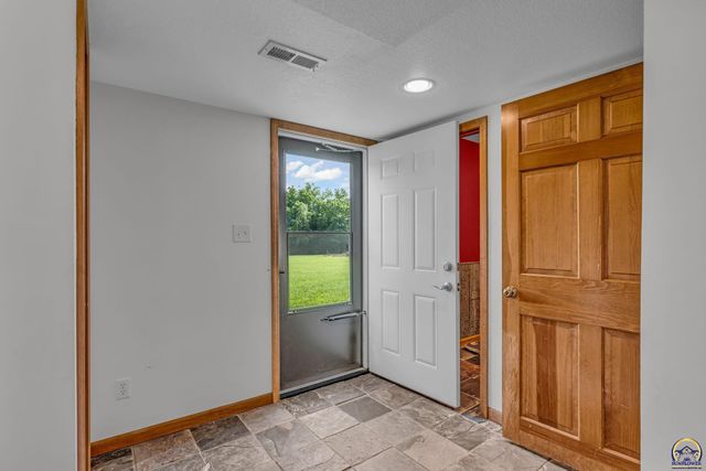 8425 NE Marple RD, Topeka, KS 66617