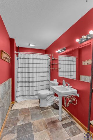 8425 NE Marple RD, Topeka, KS 66617