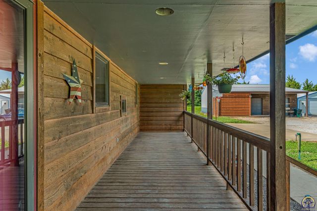 8425 NE Marple RD, Topeka, KS 66617