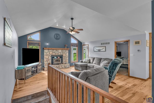 8425 NE Marple RD, Topeka, KS 66617
