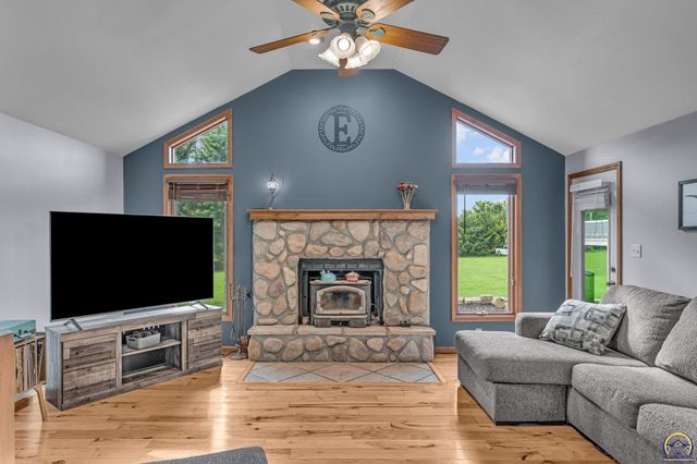 8425 NE Marple RD, Topeka, KS 66617