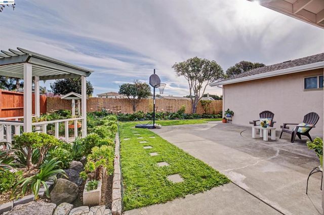 6364 Honeysuckle Dr, Newark, CA 94560