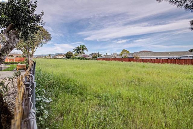 6364 Honeysuckle Dr, Newark, CA 94560