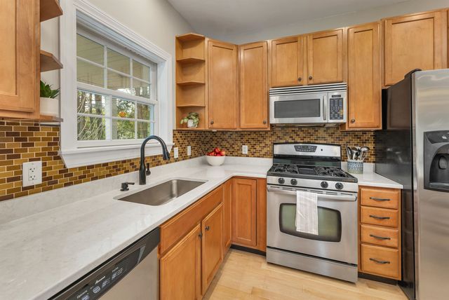 11 Summerwood Dr # B, Hampton, NH 03842