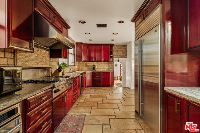 2002 N Las Palmas Avenue, Los Angeles, CA 90068