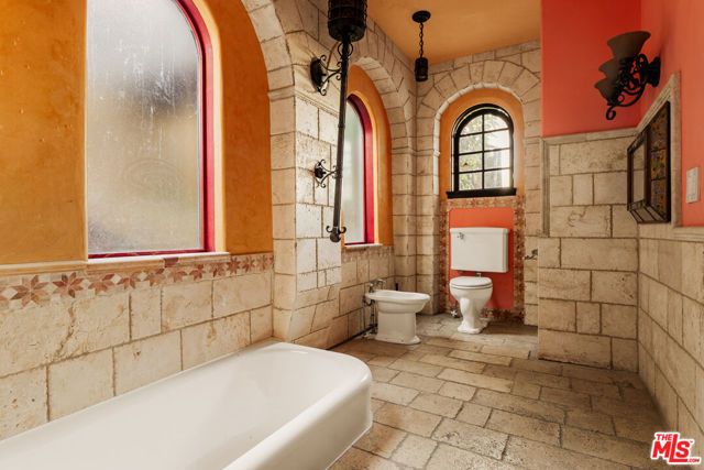 2002 N Las Palmas Avenue, Los Angeles, CA 90068